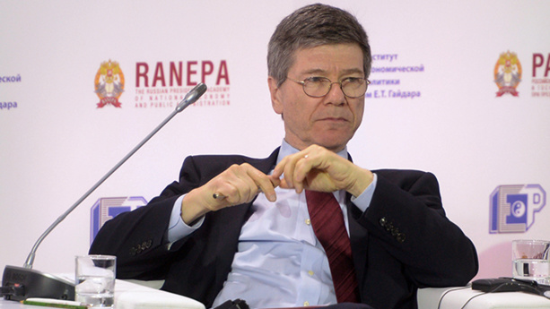 Jeffrey D. Sachs est professeur de développement durable, professeur en politique et gestion de la santé, et directeur du Earth Institute de l’Université de Columbia