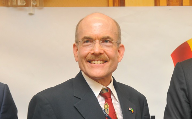 James Zumwalt Ambassadeur des Etats-Unis au Sénégal. James Zumwalt Ambassadeur des Etats-Unis au Sénégal.