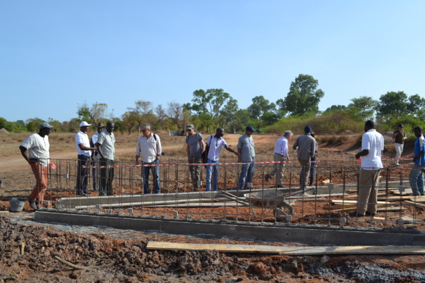 Homme de terrain, M. Procacci visite un projet à Sedhiou.