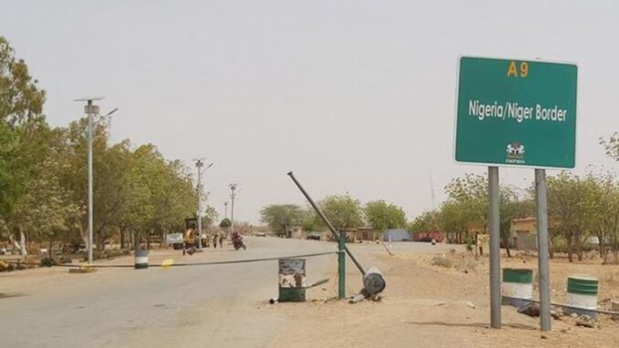 Nigeria – Niger : Les hommes en treillis fument le calumet de la paix. Nigeria – Niger : Les hommes en treillis fument le calumet de la paix.