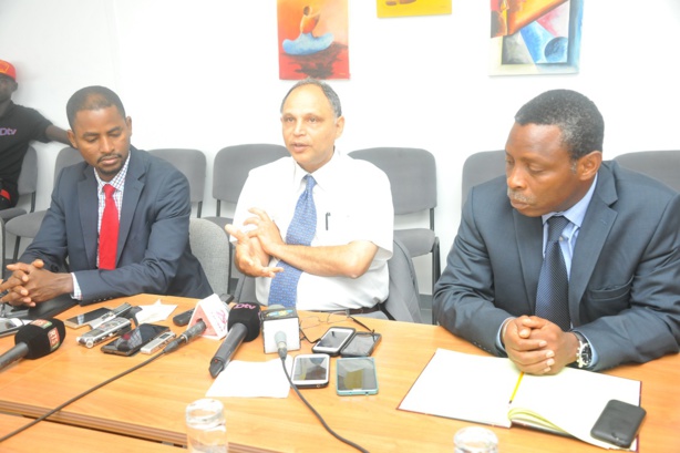 Au centre, M. Ali Mansour chef de mission du Fonds monétaire international (FMI).