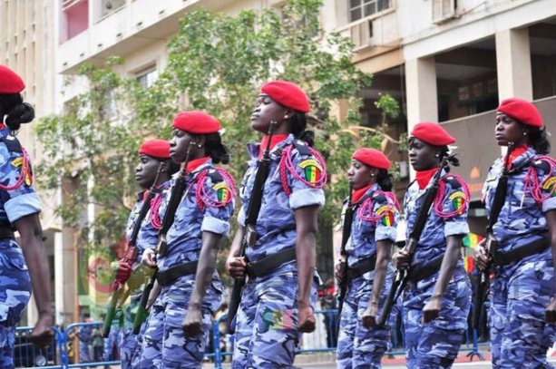 Police : Les officiers de police ont un double mandat de servir et de protéger le public Police : Les officiers de police ont un double mandat de servir et de protéger le public