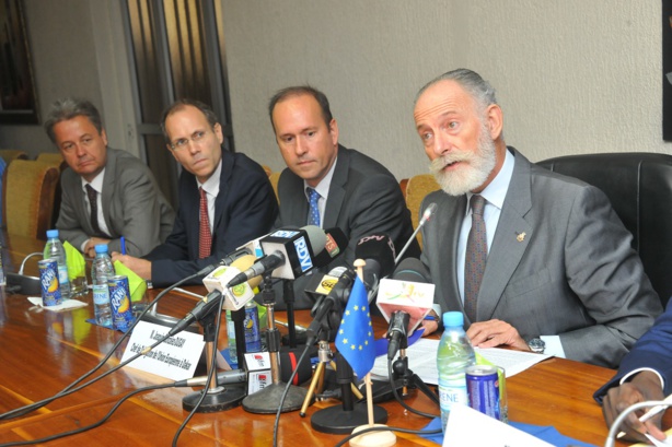 M. Joaquin Gonzalez-Duray, chef de la mission de l’Union Européenne au Sénégal  à droite