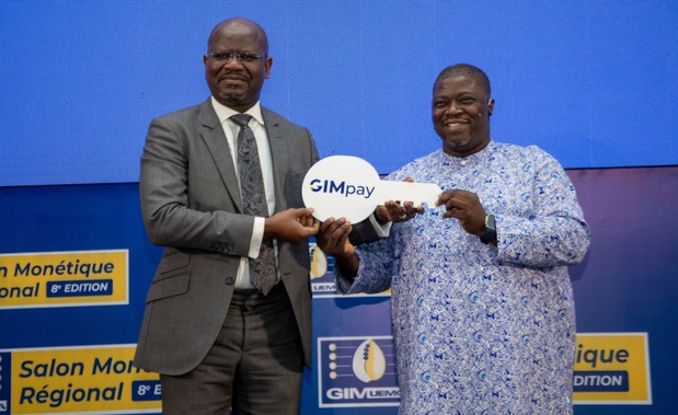 Habib THIAM, Secrétaire Général de la BCEAO recevant la clé GIMPAY des mains de Minayegnan Coulibaly, Directeur Général du GIM-UEMOA Habib THIAM, Secrétaire Général de la BCEAO recevant la clé GIMPAY des mains de Minayegnan Coulibaly, Directeur Général du GIM-UEMOA