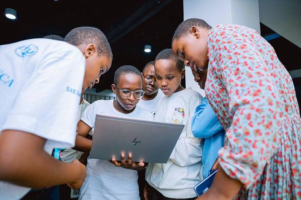 ONU Femmes Des jeunes femmes participent à un atelier de codage à Kigali, au Rwanda. ONU Femmes Des jeunes femmes participent à un atelier de codage à Kigali, au Rwanda.