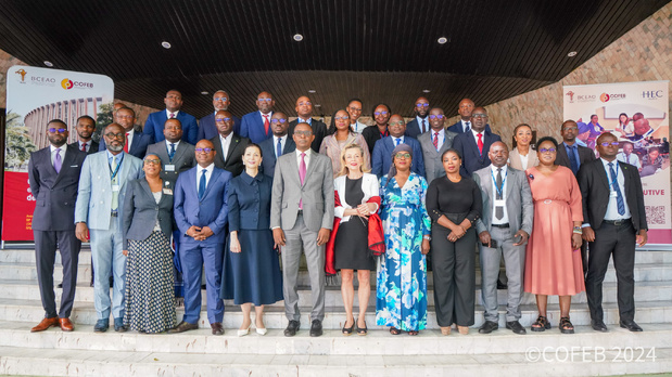 Clap de fin de l’édition 2024 du Cemstrat 2 : Le Cofeb et Hec Paris remettent leurs parchemins aux 26 apprenants Clap de fin de l’édition 2024 du Cemstrat 2 : Le Cofeb et Hec Paris remettent leurs parchemins aux 26 apprenants