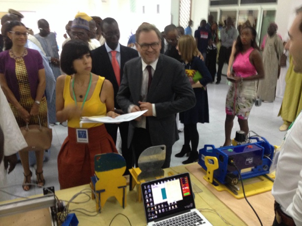 Pierre Bérégovoy, attentif aux explications de la directrice de Ker Tiossane Pierre Bérégovoy, attentif aux explications de la directrice de Ker Tiossane