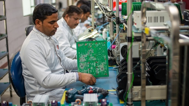 © Shutterstock/PradeepGaurs | Usine de fabrication de circuits intégrés dans l'État d'Uttar Pradesh, en Inde. Les mégaprojets Les mégaprojets dans le domaine des semi-conducteurs ont largement stimulé les investissements mondiaux dans les installations nouvelles en 2024. © Shutterstock/PradeepGaurs | Usine de fabrication de circuits intégrés dans l'État d'Uttar Pradesh, en Inde. Les mégaprojets Les mégaprojets dans le domaine des semi-conducteurs ont largement stimulé les investissements mondiaux dans les installations nouvelles en 2024.