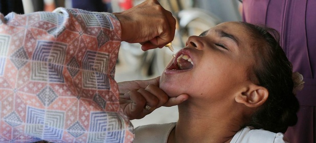 © UNRWA/Ashraf Amra Un vaccin contre la polio est administré à un enfant à Gaza, dans le cadre d’une campagne soutenue par l’OMS. © UNRWA/Ashraf Amra Un vaccin contre la polio est administré à un enfant à Gaza, dans le cadre d’une campagne soutenue par l’OMS.