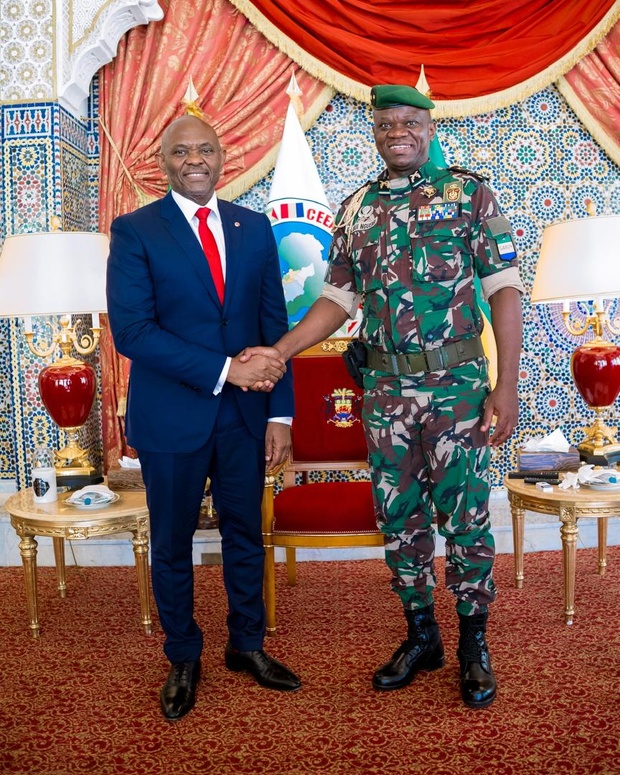 Président du groupe United Bank for Africa (UBA) et Fondateur de la Fondation Tony Elumelu, M. Tony O. Elumelu et Président du Gabon, Brice Oligui Nguema, lors de la visite d'Elumelu au Président au Seaside Palace, la résidence officielle du Président à Libreville, Gabon, récemment. Président du groupe United Bank for Africa (UBA) et Fondateur de la Fondation Tony Elumelu, M. Tony O. Elumelu et Président du Gabon, Brice Oligui Nguema, lors de la visite d'Elumelu au Président au Seaside Palace, la résidence officielle du Président à Libreville, Gabon, récemment.