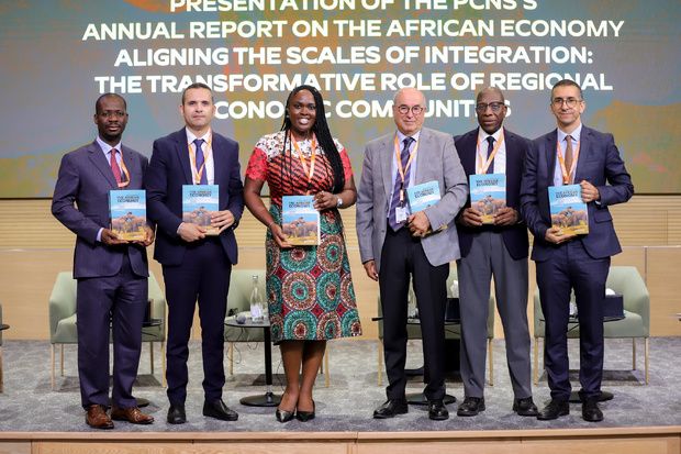 De gauche à droite,  M. Sampawende Tapsoba, Mohamed Mikou , Mme Mma Amara Ekeruche, Larabi Jaidi, Éric Tévoedjré et   Abdelaaziz Aït Ali
