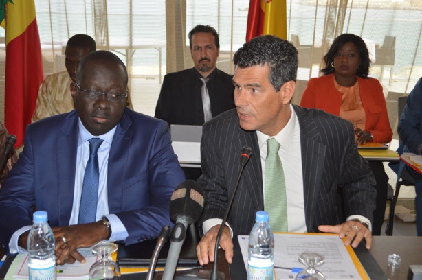 De gauche à droite, Cheikh Tidiane Diop, secrétaire  général du Ministère de l’Economie, des Finances et du  Plan et l`ambassadeur du Royaume d`Espagne Alberto Virella