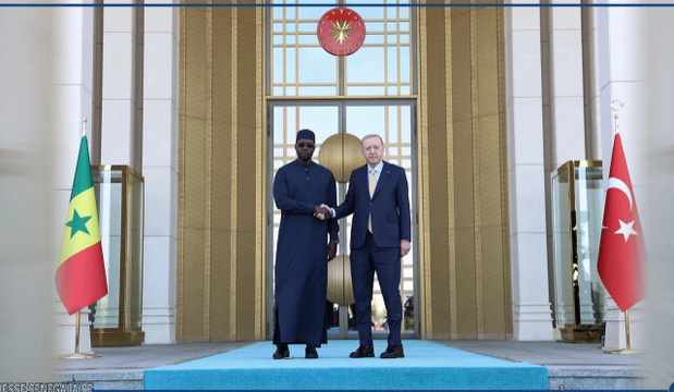 De gauche à droite , le Premier ministre Ousmane SONKO du Sénégal et son Excellence Recep Tayyip Erdoğan, Président de la République de Türkiye