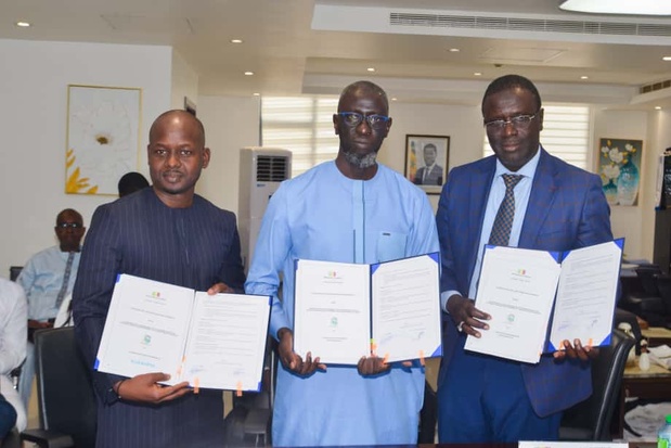De gauche à droite, Birane Diop Directeur général  de Al Rahma, Dr Abdou karim Diaw Administrateur général du FDMI et Babacar Seck Directeur général de Taysir