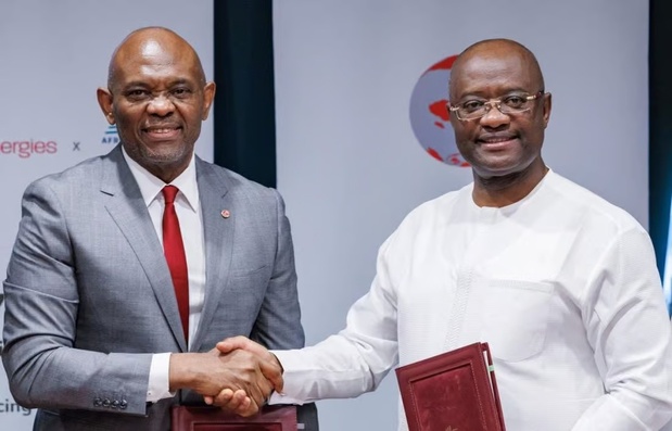 De gauche à droite Tony O. Elumelu, Cfr, président du conseil de Heirs Energies, et  George Elombi, président et président du conseil d'Afreximbank.