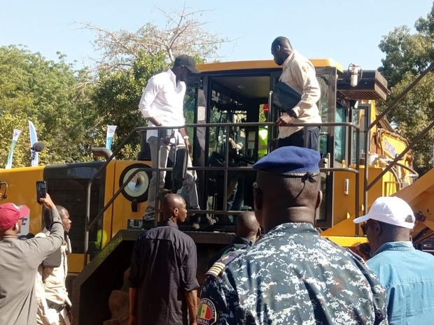 Projet d’amélioration des corridors routiers : Le chef de l’Etat a lancé les travaux de la route Sandiniéri-Tanaff-Guinée-Bissau