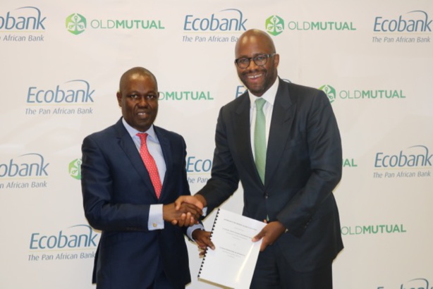 De Gauche à Droite : Le Directeur Général du Groupe Ecobank, Ade Ayeyemi, et le Directeur Général de Old Mutual Ralph Mupita De Gauche à Droite : Le Directeur Général du Groupe Ecobank, Ade Ayeyemi, et le Directeur Général de Old Mutual Ralph Mupita