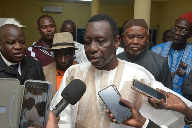 El Hadji Seybatou AW, s'adressant à la presse locale de Walalde El Hadji Seybatou AW, s'adressant à la presse locale de Walalde