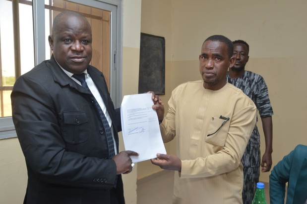 Signature Contrat de Performance entre l'Inspecteur d'académie de Saint Louis à gauche et le Proviseur de Walaldé à droite