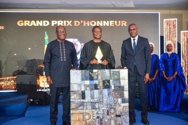 Pierre GOUDIABY ATEPA , au milieu , recevant le prix de son Excellence Bassirou Diomaye FAYE