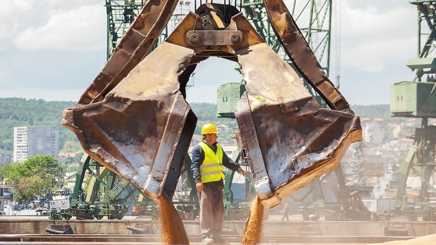 © Shutterstock/Stoyan Yotov | Une grue portuaire charge du blé au port de Varna, en Bulgarie.