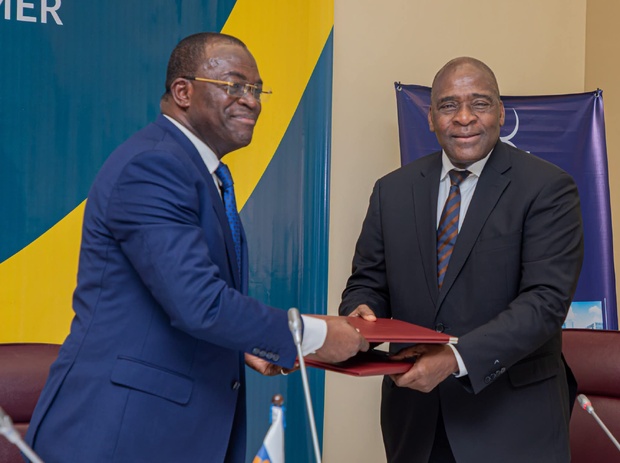 De gauche à droite Karim Diarassouba, directeur général de la CICA-RE et Abdoulaye Daffé, vice-président de la BOAD