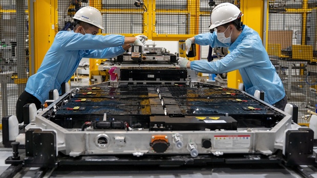© Shutterstock/NamLong Nguyen | Une usine de fabrication de véhicules électriques à Haiphong, Viet Nam.