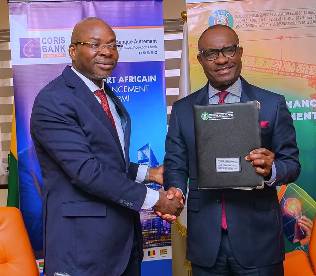 De gauche à droite , Diakarya Ouattara, Directeur général de Coris Holding et Dr George Agyekum Donkor, Président de la Bidc et de son Conseil d’administration