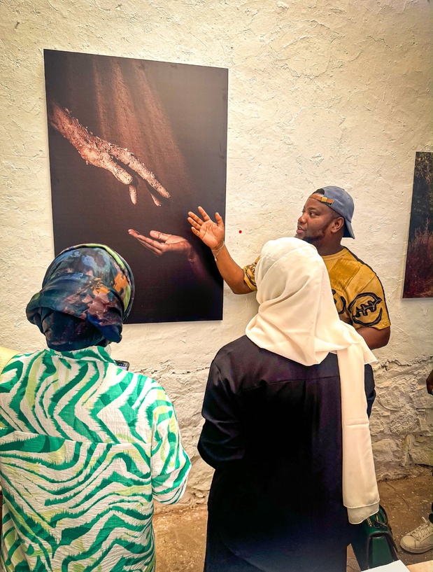 Sidi Mohamed Sow (Mauritanie) présentant son œuvre lors de la restitution de la Résidence, aux côtés de Madie Doumbia (BIM Mali) et Lalla Moulay Haidara (BIA Togo).