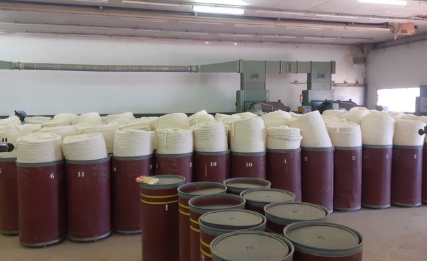 Des bobines de fil de coton dans une usine de filature. Cette étape de transformation marque le passage du coton brut à un produit à plus forte valeur ajoutée, essentiel au développement d'une industrie textile compétitive en Afrique.