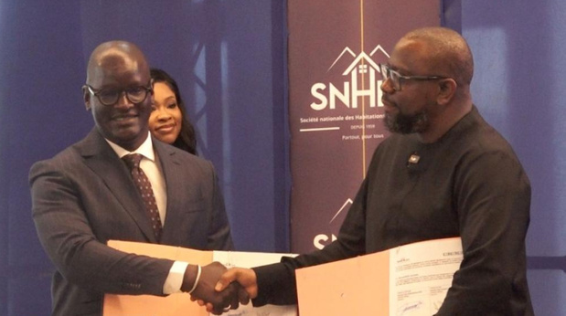 De gauche à droite Pape Abdourahmane DABO, directeur général de la SNHLM et Papa Sounkalo DOUMBIA directeur général de CSE Immobilier