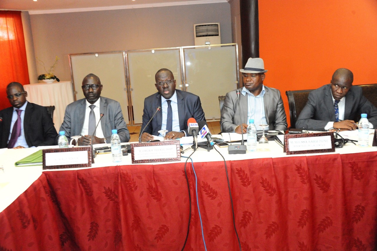 Au centre, Cheikh Tidiane Diop, Secrétaire Général du Ministère de l’Economie, des Finances et du plan Au centre, Cheikh Tidiane Diop, Secrétaire Général du Ministère de l’Economie, des Finances et du plan