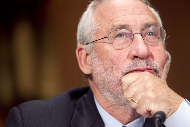 Prix Nobel d'économie, Joseph Stiglitz est professeur à l'université de Columbia à New-York et économiste en chef à l'Institut Roosevelt.