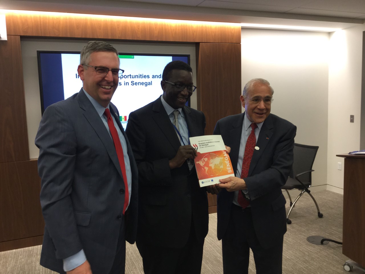 Amadou BA, entouré du Président du MCC Jonathan Nash et du SG de l'OCDE Angel GURRIA.