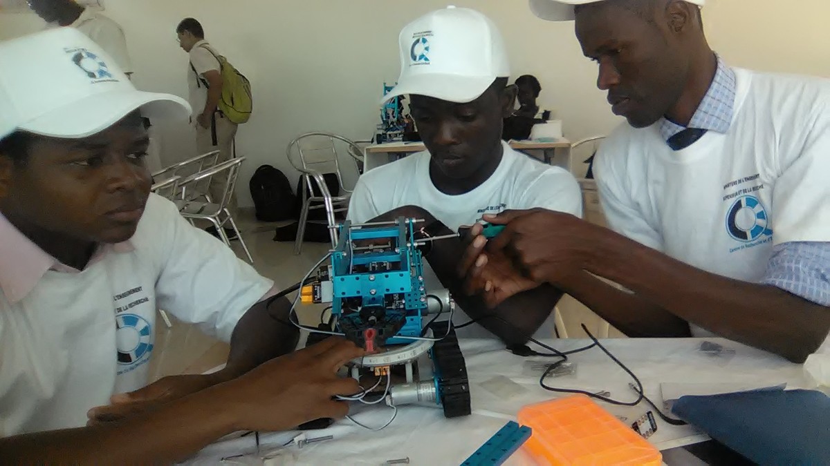 PROMOTION DE LA SCIENCE ET DE LA TECHNOLOGIE : La finale du championnat africain de robotique se tient à Dakar