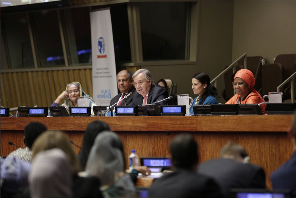Le Secrétaire général António Guterres (au centre), lors d’une réunion sur l’autonomisation économique des femmes, avec Phumzile Mlambo-Ngcuka d’ONU-Femmes, de la Première ministre du Bangladesh, Sheikh Hasina, de Priti Patel, membre du Parlement britannique, et du Président du Costa Rica, Luis Guillermo Solis. Photo ONU-Femmes