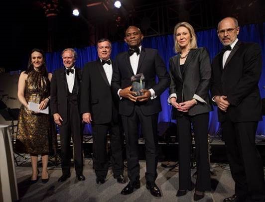De gauche à droite le Vice-président de la maison d’édition Forbes, M. Kip Forbes; le récipiendaire du prix, le Président du groupe UBA et Promoteur de la Fondation Tony Elumelu, M. Tony Elumelu; et Mlle Anne Eisenhower, Décoratrice de l’intérieur et petite-fille du Général Dwight D. Eisenhower(34è Président des Etats-Unis), lors de la remise du prestigieux prix mondial Dwight Eisenhower de l’entreprenariat à Tony Elumelu par le BCIU,  lundi au Cipriani à New York City De gauche à droite le Vice-président de la maison d’édition Forbes, M. Kip Forbes; le récipiendaire du prix, le Président du groupe UBA et Promoteur de la Fondation Tony Elumelu, M. Tony Elumelu; et Mlle Anne Eisenhower, Décoratrice de l’intérieur et petite-fille du Général Dwight D. Eisenhower(34è Président des Etats-Unis), lors de la remise du prestigieux prix mondial Dwight Eisenhower de l’entreprenariat à Tony Elumelu par le BCIU,  lundi au Cipriani à New York City
