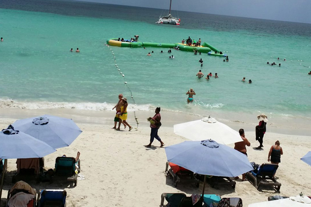 Des touristes à la plage de Negril, en Jamaïque. Photo ONU/Stan Reynolds