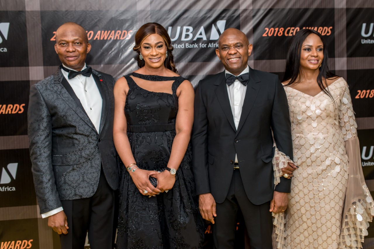 Le PCA, Monsieur Tony Elumelu et le Directeur Général du groupe Kennedy Uzoka accompagnés de leurs épouses. Le PCA, Monsieur Tony Elumelu et le Directeur Général du groupe Kennedy Uzoka accompagnés de leurs épouses.