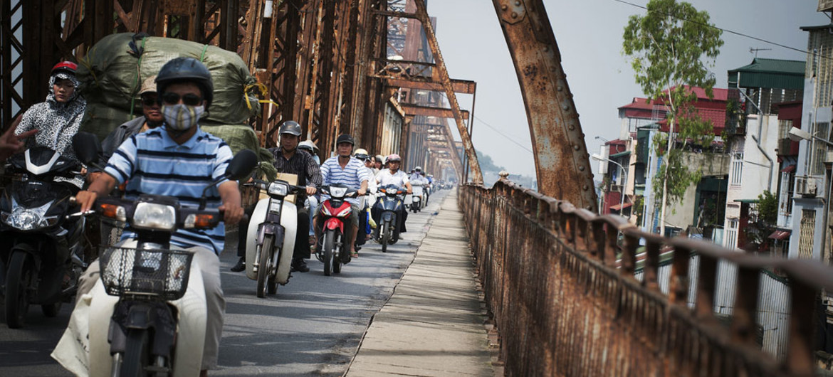Photo : ONU/Kibae Une file de motos traverse le pont Long Bien sur la rivière Rouge à Hanoi, au Viet Nam. La moitié de la population mondiale vit en milieu urbain.