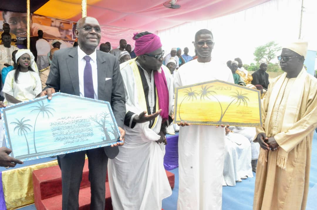 Messieurs Amadou Kane et Sidy Faye recevant leurs cadeaux offert par la population de Thienaba