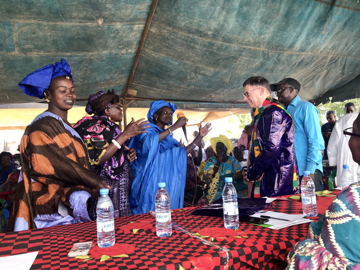 Antoine Sire Directeur de l’Engagement d’Entreprise de BNP Paribas en compagnie des femmes de l’association Refane dans la vallée du fleuve Sénégal