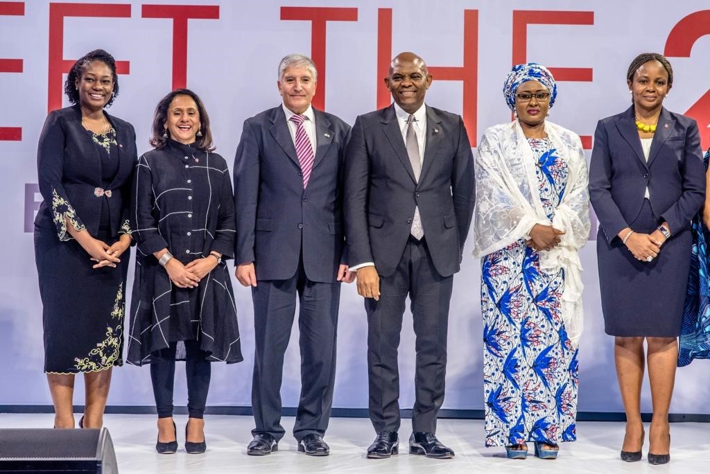 De gauche à droite, Ifeyinwa Ugochukwu, Nouvelle DG de la Fondation Tony Elumelu; Parminder Vir, DG sortante de la Fondation Tony Elumelu; Son Excellence Shimon Ben-Shoshan, ambassadeur d’Israël au Nigéria; Tony Elumelu, Promoteur de la Fondation Tony Elumelu; Son Excellence Mme Aisha Buhari, Première Dame du Nigéria; Dr. Awele Elumelu, Membre du Conseil d’administration de la Fondation Tony Elumelu,