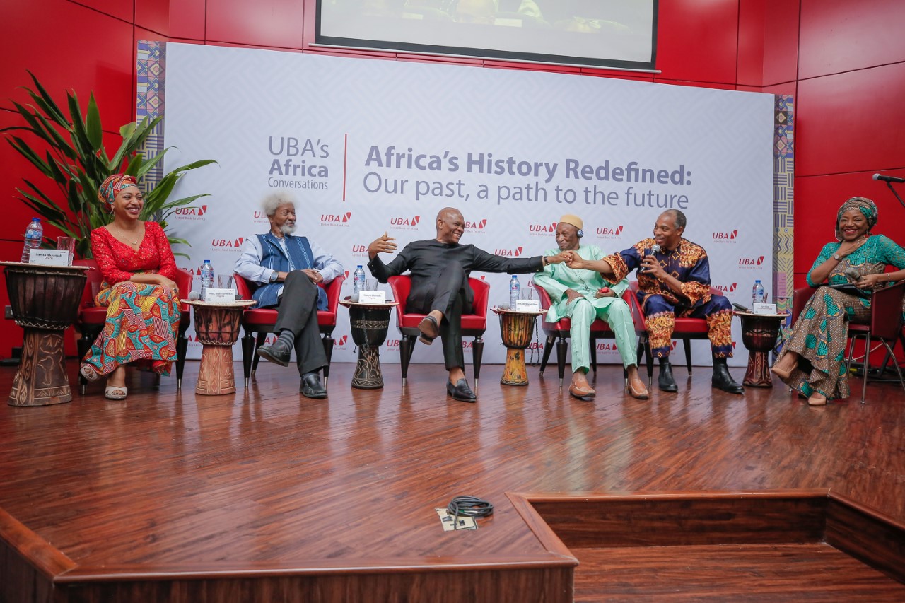 De gauche à droite Mme Samia Nkrumah, Professeur Wole Soyinka,  M. Tony Elumelu,  Professeur Djibril Tamsir Niane,  M. Femi Kuti et Mme Ayo Obe, juriste et modératrice du panel