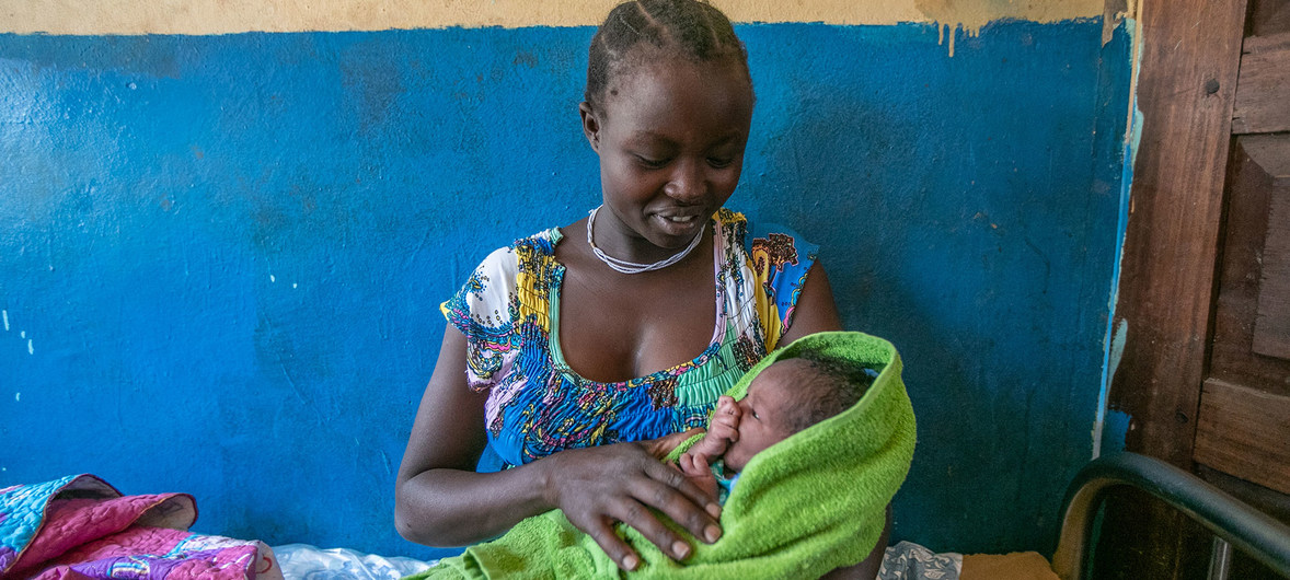 Photo UNICEF/Zahara Abdul Une mère et son nouveau-né dans un centre de santé en Ouganda.