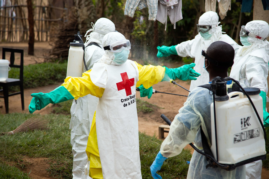 Croix-Rouge finlandaise/Maria Santto Rinçage des équipements de protection contre le virus Ebola à Beni, en République démocratique du Congo. (31 mai 2019).