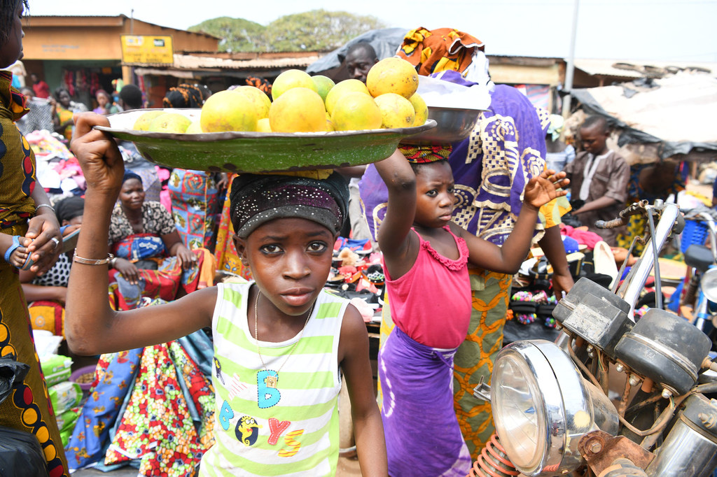 © UNICEF/Frank Dejongh Des enfants travaillant dans un marché à Korhogo, dans le nord-ouest de la Côte d'Ivoire (photo d'archives © UNICEF/Frank Dejongh Des enfants travaillant dans un marché à Korhogo, dans le nord-ouest de la Côte d'Ivoire (photo d'archives