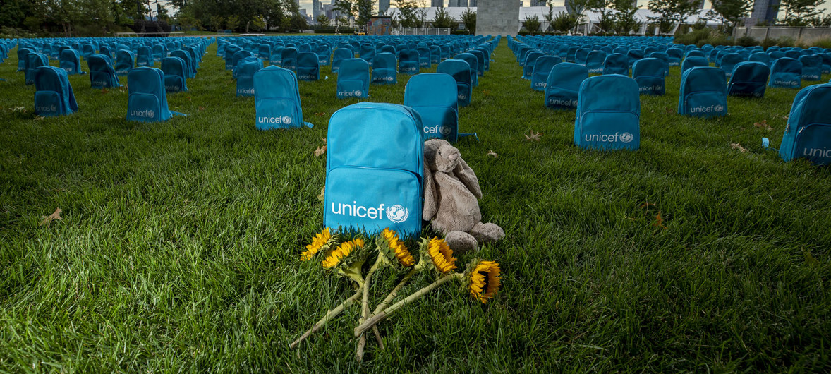 © UNICEF/Farber/Getty Des cartables de l'UNICEF au siège de l'ONU à New York pour dénoncer les décès d'enfants lors de conflits.