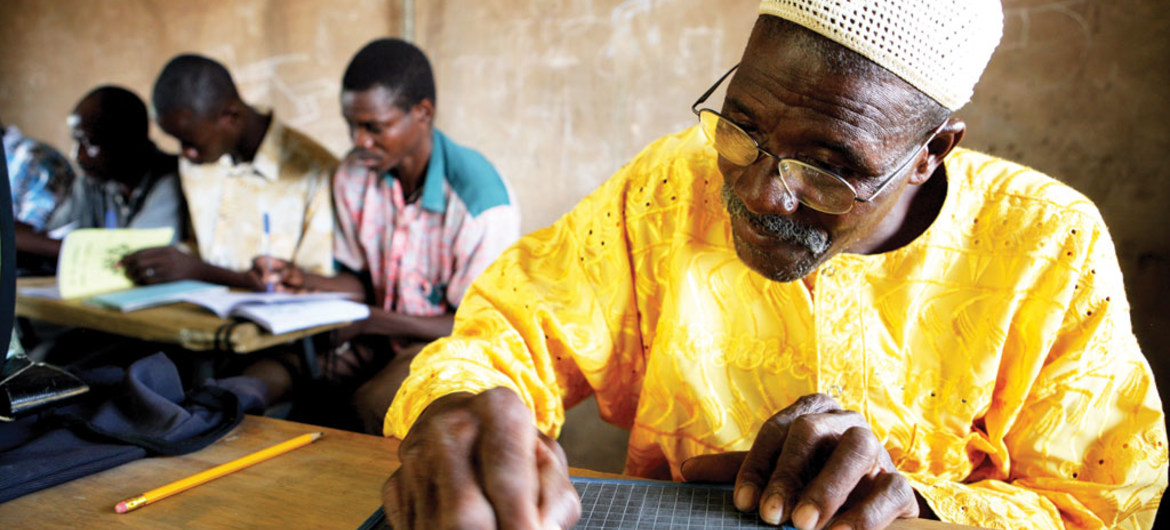 PNUD Burkina Faso Le Rapport mondial sur le développement humain 2019 montre que les générations plus âgées continuent de lutter contre l'analphabétisme, tandis que les plus jeunes essaient de faire le saut du primaire au secondaire