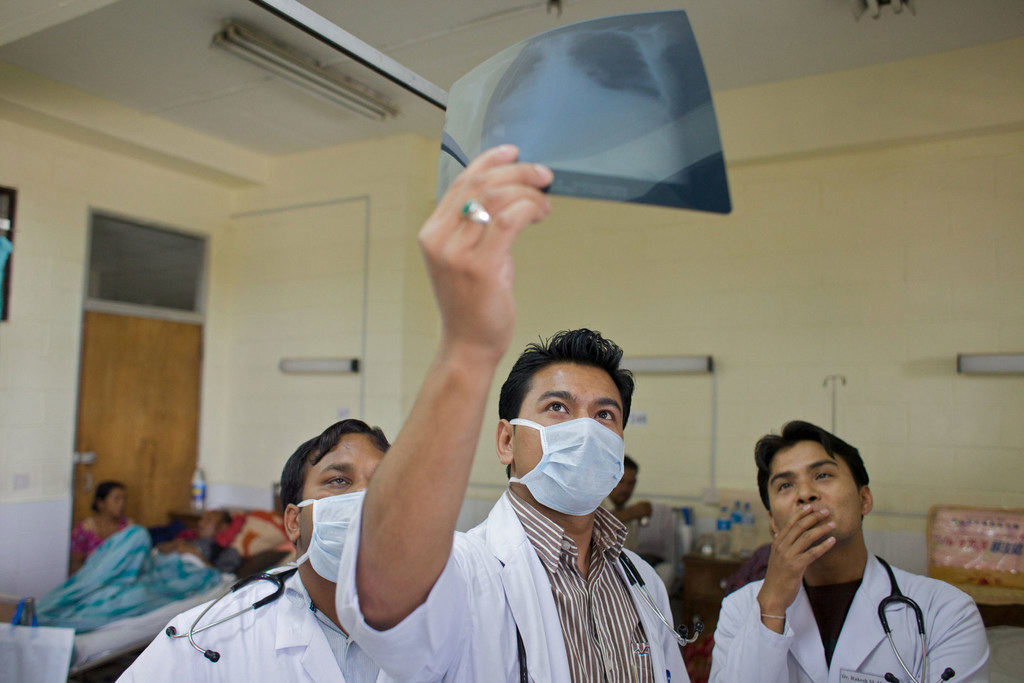 MS Des médecins regardent une radiographie.